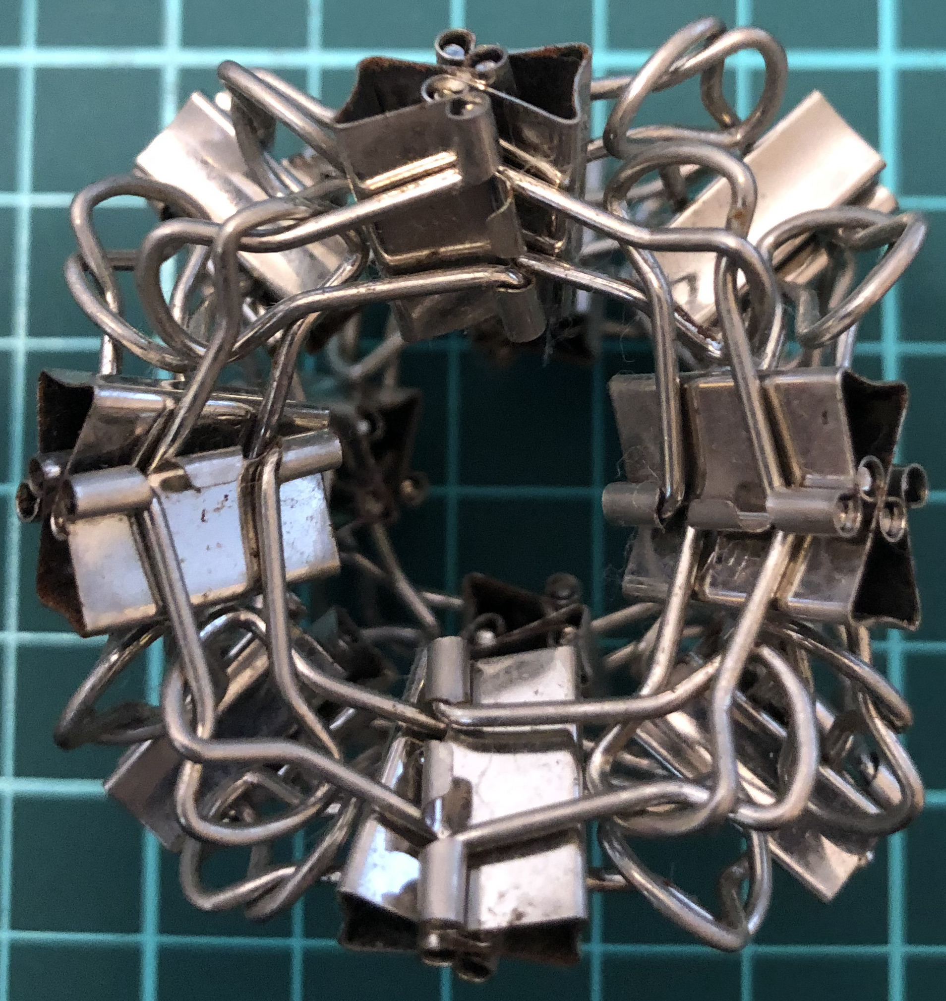 24 clips forming 12 X-edges forming cube
